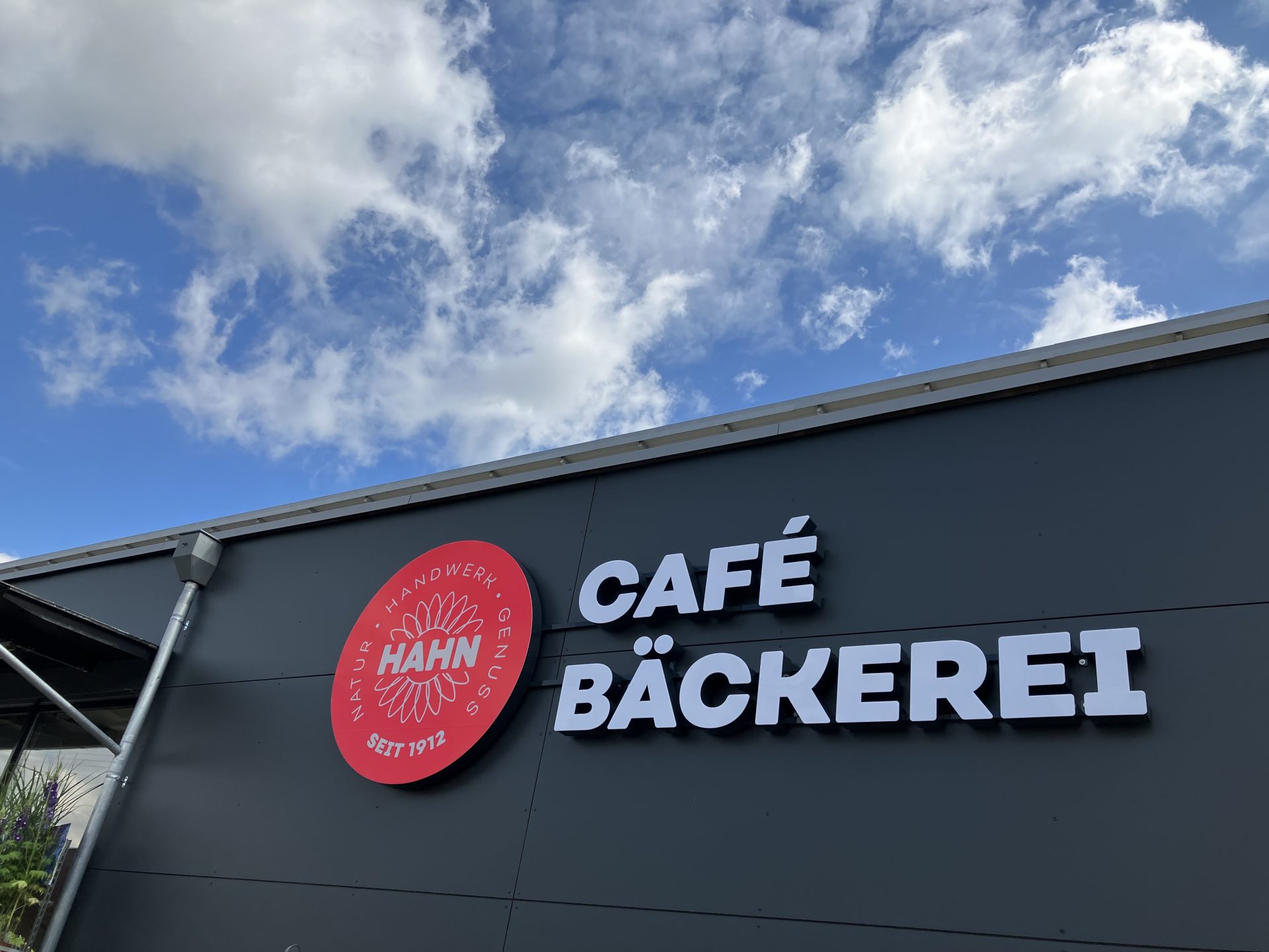 Außenansicht einer Bäckerei mit Himmel