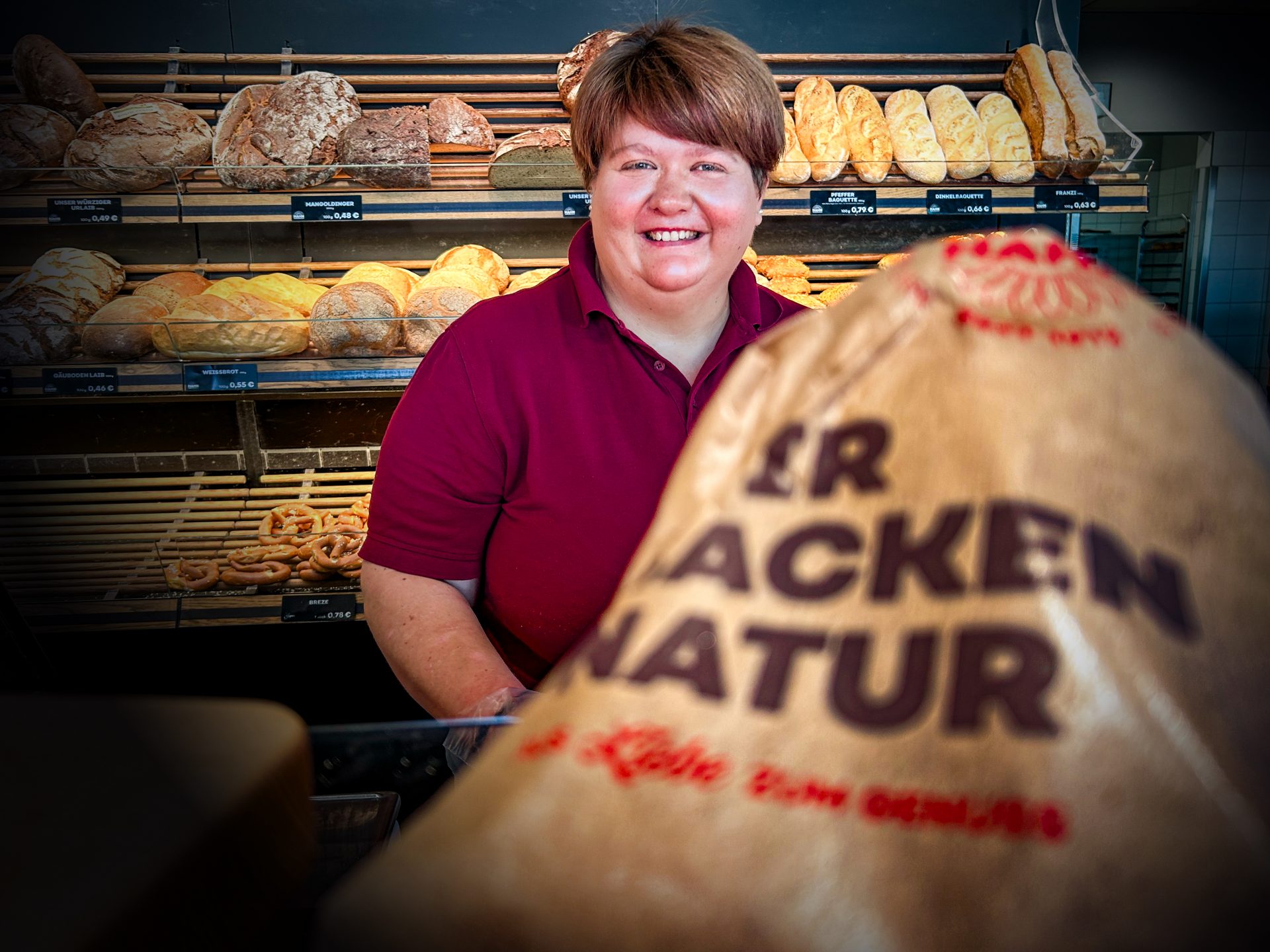 Verkäuferin hinter der Theke einer Bäckerei