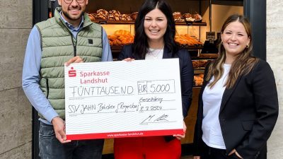 Geschäftsführer und Verkaufsleiterin der Bäckerei Hahn übergeben einen Spendenscheck für die Sozialinitiative des SSV Jahn Regensburg.