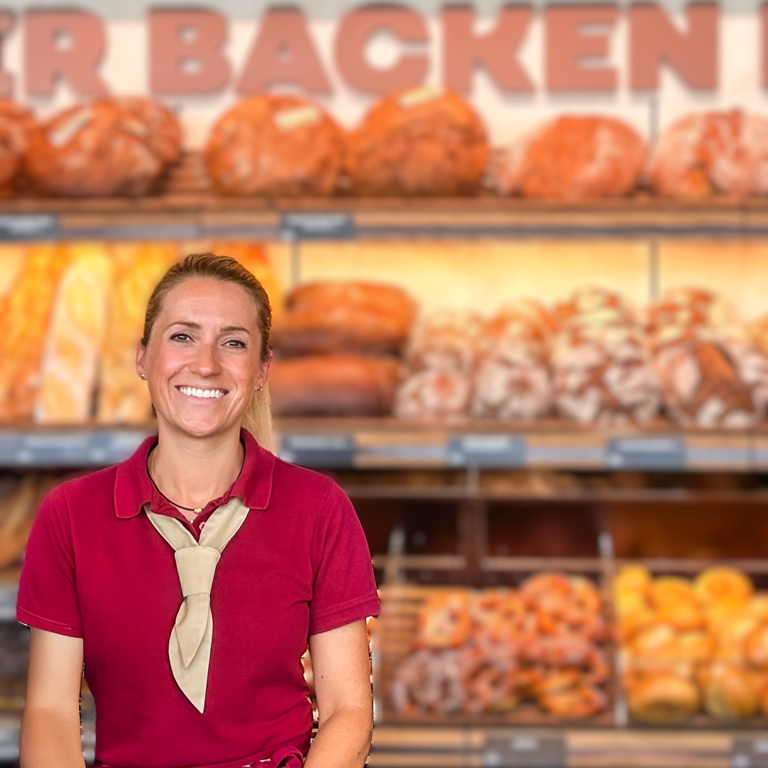 Verkäuferin vor Brotregal in einer Bäckerei